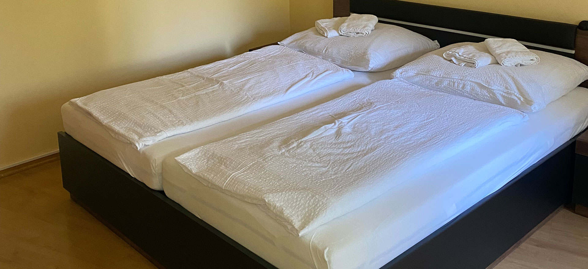 Doppelbett im Zimmer in Wien